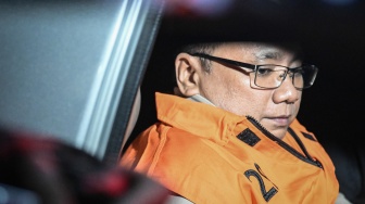 Tersangka kasus dugaan korupsi kuota haji dan penyelenggaraan ibadah haji Yaqut Cholil Qoumas mengenakan rompi tahanan usai menjalani pemeriksaan di Gedung Merah Putih KPK, Jakarta, Kamis (12/3/2026). [ANTARA FOTO/Sulthony Hasanuddin/wsj]