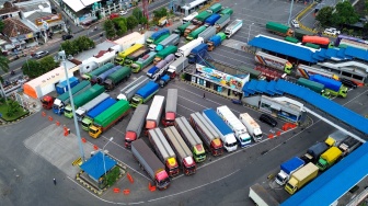 Foto udara sejumlah truk antre antre memasuki kapal untuk menyeberang di Pelabuhan Ketapang, Banyuwangi, Jawa Timur, Rabu (11/3/2026). [ANTARA FOTO/Budi Candra Setya/bar]