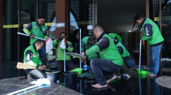 Rekor MURI! 1.147 Driver Gojek Bersihkan 147 Masjid Serentak di 14 Kota saat Ramadan