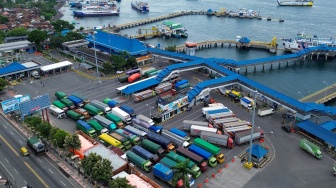 Jelang Pembatasan, Pelabuhan Ketapang Dipadati Antrean Truk