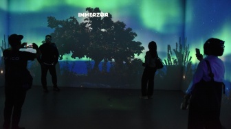 Pengunjung berfoto saat peluncuran teknologi digital Immerzoa di Museum Zoologi Bogor, Jawa Barat, Rabu (11/3/2026). [ANTARA FOTO/Arif Firmansyah/hma/tom]