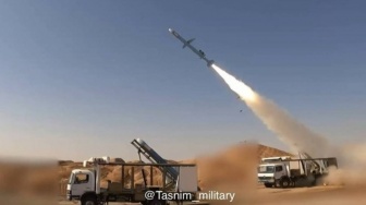 Iran Cap Halal Luncurkan Rudal ke Kapal Antek Zionis Israel yang Lewat Selat Hormuz