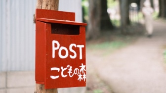 Paket dari Kurir Gaib: Link Diklik, Saldo ATM Menghilang Secara Magis