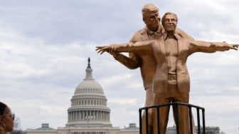 Kata-kata Tajam di Patung Mesra Trump-Epstein: Persahabatan yang Dibangun dari Pesta Liar