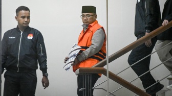 Tersangka kasus dugaan korupsi kuota haji dan penyelenggaraan ibadah haji Yaqut Cholil Qoumas mengenakan rompi tahanan usai menjalani pemeriksaan di Gedung Merah  KPK, Jakarta, Kamis (12/3/2026). [ANTARA FOTO/Sulthony Hasanuddin/wsj]