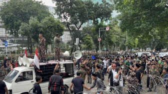 Lantunkan Shalawat, Banser Dukung Gus Yaqut di KPK: Kami Tak Terima Kader Terbaik NU Dikriminalisasi