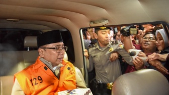 Tersangka kasus dugaan korupsi kuota haji dan penyelenggaraan ibadah haji Yaqut Cholil Qoumas memasuki mobil tahanan usai menjalani pemeriksaan di Gedung Merah Putih KPK, Jakarta, Kamis (12/3/2026). [ANTARA FOTO/Indrianto Eko Suwarso/wsj]