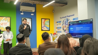 Business Development Aura Research, Andre, dalam acara peluncuran platform AI yang digelar bersamaan dengan perayaan ulang tahun ke-12 Suara.com. [Suara.com / Dinda]