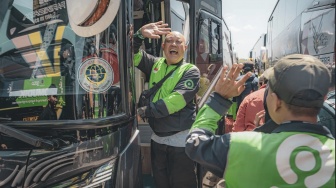 Full Senyum! Mitra Driver Gojek dan Keluarga Berangkat Mudik Gratis