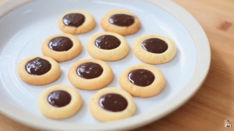 Cara Membuat Thumbprint Cookies Cokelat ala Devina Hermawan, Cocok untuk Suguhan Lebaran!