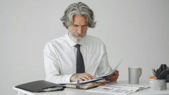 Terlalu Tua untuk Bekerja? Wajah Ageisme di Dunia Kerja Indonesia