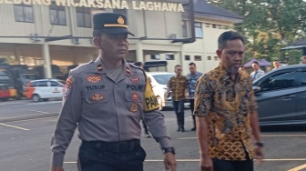 Detik-detik Penampakan Bupati Cilacap Syamsul Auliya Rachman Usai OTT KPK, Sekda Bungkam