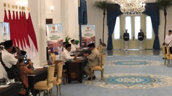 Sebelum Sidang Kabinet, Prabowo dan Menteri-menteri Bayar Zakat di Istana Negara