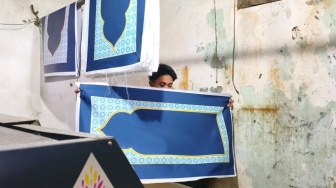 Kisah Rosid Slameto: Mengembangkan Bisnis Sajadah Traveling Custom hingga Pasar Jepang