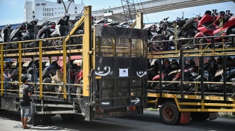 Pekerja bersiap menurunkan sepeda motor milik peserta Mudik Motor Gratis (Motis) 2026 yang dikirim dari posko pengumpan di Stasiun Jakarta Gudang, Jakarta, Kamis (12/3/2026). [ANTARA FOTO/Fauzan/wsj]