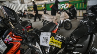 Pekerja mendorong sepeda motor milik peserta Mudik Motor Gratis (Motis) 2026 saat dilakukan penataan di Stasiun Jakarta Gudang, Jakarta, Kamis (12/3/2026). [ANTARA FOTO/Fauzan/wsj]