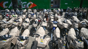Pekerja menyiapkan sepeda motor milik peserta Mudik Motor Gratis (Motis) 2026 sebelum dilakukan pengiriman di Stasiun Jakarta Gudang, Jakarta, Kamis (12/3/2026). [ANTARA FOTO/Fauzan/wsj]