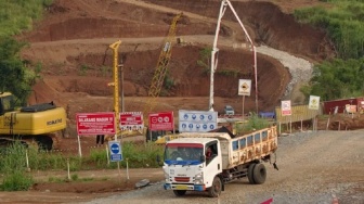 Harap Bersabar! Tol Bocimi Seksi 3 Batal Buka Jumat, Pekerja Masih Berjibaku "Cuci" Jalan