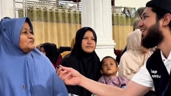 Kebahagiaan Seorang Nenek di Aceh Tamiang: Rumah Kembali Dibangun, Tak Lagi Tinggal di Tenda