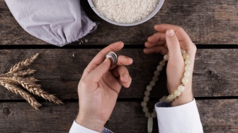 Bolehkah Bayar Zakat Fitrah saat Masih Punya Utang? Ini Panduan Lengkapnya