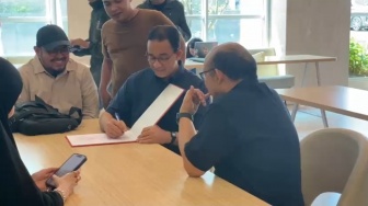 Anies Baswedan Tulis Surat Menyentuh untuk Aktivis KontraS Korban Penyiraman Air Keras