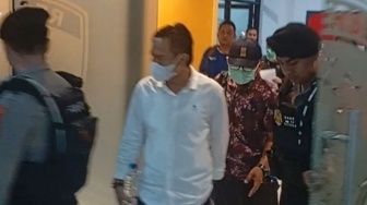 Bupati Cilacap Syamsul Auliya Rachman dan Rombongan Pejabat Dibawa KPK ke Jakarta Naik Kereta