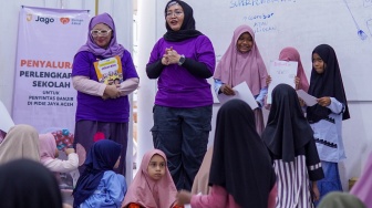 Corporate Brand Management Lead Bank Jago, Deviana (kiri) dan People Product Lead Bank Jago, Fitri Diana Sari saat program Jagoan Baca di ruang kelas SDIT An Nur, Meunasah Lhok, Pidie Jaya, Aceh, Jumat (13/3/2026). [Handout]