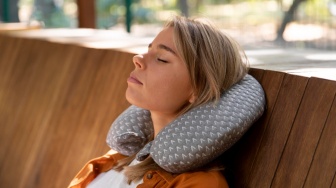 7 Rekomendasi Merek Bantal Leher untuk Mudik, Perjalanan Nyaman Anti Pegal