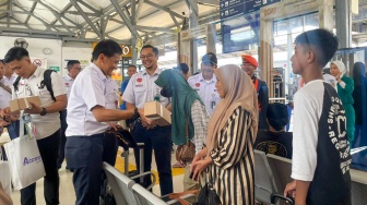 Direktur Utama KAI Bobby Rasyidin melakukan peninjauan langsung ke sejumlah fasilitas pelayanan pelanggan di wilayah Daerah Operasi 3 Cirebon, Sabtu (14/3/2026). [Handout]