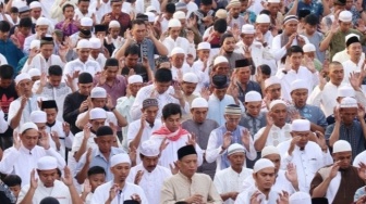 9 Barang yang Wajib Dibawa saat Salat Ied di Lapangan