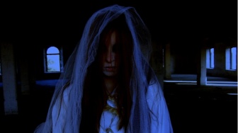 Dia yang Berdehem Tiga Kali