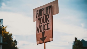 Ketika Air Keras Menjadi Pesan: Ancaman Nyata bagi Suara Kritis Demokrasi