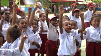 Danantara Indonesia dan PLN Salurkan 5.000 Paket Perlengkapan Sekolah ke Tiga Provinsi di Indonesia