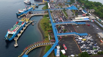 Foto udara sejumlah kendaraan pemudik antre memasuki kapal di Pelabuhan Gilimanuk, Jembrana, Bali, Minggu (15/3/2026). [ANTARA FOTO/Budi Candra Setya/YU]
