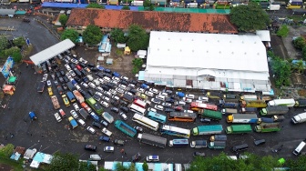 Foto udara sejumlah kendaraan mamadati ruas jalan menuju pelabuhan Gilimanuk, Jembrana, Bali, Minggu (15/3/2026). [ANTARA FOTO/Budi Candra Setya/YU]