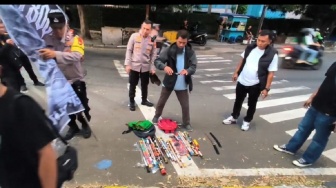 Polisi Sita Puluhan Petasan Hingga Samurai dari Konvoi Remaja Berkedok Berbagi Takjil di Taman Sari