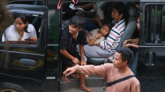 Sejumlah pemudik menunggu di dalam mobil saat antre memasuki kapal di Pelabuhan Gilimanuk, Jembrana, Bali, Minggu (15/3/2026). [ANTARA FOTO/Budi Candra Setya/YU]
