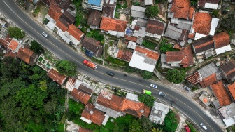 Foto udara suasana lalu lintas di Jalan Raya Nagreg, Kabupaten Bandung, Jawa Barat, Minggu (15/3/2026). [ANTARA FOTO/Bayu Pratama S/wpa]