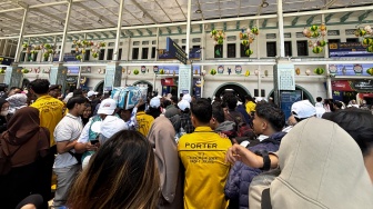 Di Balik Ramainya Mudik Lebaran, Ada Porter yang Hanya Bisa Pulang Sehari