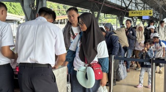 Di Tengah Hiruk Pikuk Pasar Senen, Hiburan Musik Jalanan Hibur Para Pemudik