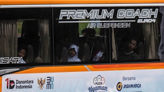 Pemudik berada di dalam bus saat memasuki Gerbang Tol (GT) Kalikangkung di Semarang, Jawa Tengah, Minggu (15/3/2026). [ANTARA FOTO/Aprillio Akbar/YU]