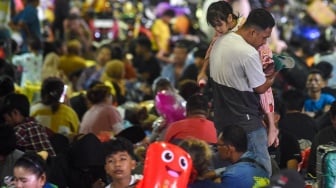 Sejumlah penumpang memenuhi geladak KM Prince Soya sebelum berlayar dari Pelabuhan Samarinda, Kalimantan Timur, Minggu (15/3/2026). [ANTARA FOTO/M Risyal Hidayat/wsj]
