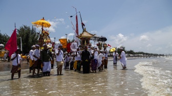 Potret Upacara Melasti dari Berbagai Daerah di Indonesia