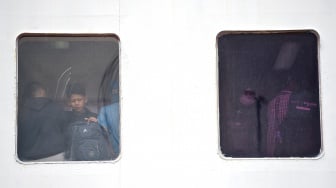 Sejumlah penumpang melihat dari jendela geladak KM Prince Soya sebelum berlayar dari Pelabuhan Samarinda, Kalimantan Timur, Minggu (15/3/2026). [ANTARA FOTO/M Risyal Hidayat/wsj]