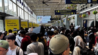 Penampakan Stasiun Pasar Senen Dipenuhi Ribuan Pemudik, Lebih 23 Ribu Penumpang Berangkat Hari Ini
