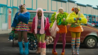 I Love Boosters, Satir Kapitalisme Dunia Fashion yang Absurd