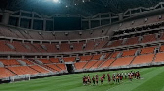 Taktik Umpan Pendek Macet Lawan Dewa United, Pelatih Persija Kritik Kondisi Rumput JIS