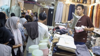 Pengunjung memadati Pasar Tanah Abang, Jakarta, Senin (16/3/2026). [Suara.com/Alfian Winanto]