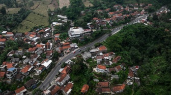 Foto udara suasana lalu lintas di Jalan Raya Nagreg, Kabupaten Bandung, Jawa Barat, Minggu (15/3/2026). [ANTARA FOTO/Bayu Pratama S/wpa]