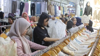 Pengunjung memadati Pasar Tanah Abang, Jakarta, Senin (16/3/2026). [Suara.com/Alfian Winanto]